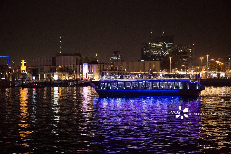 迪拜河上的船图片素材