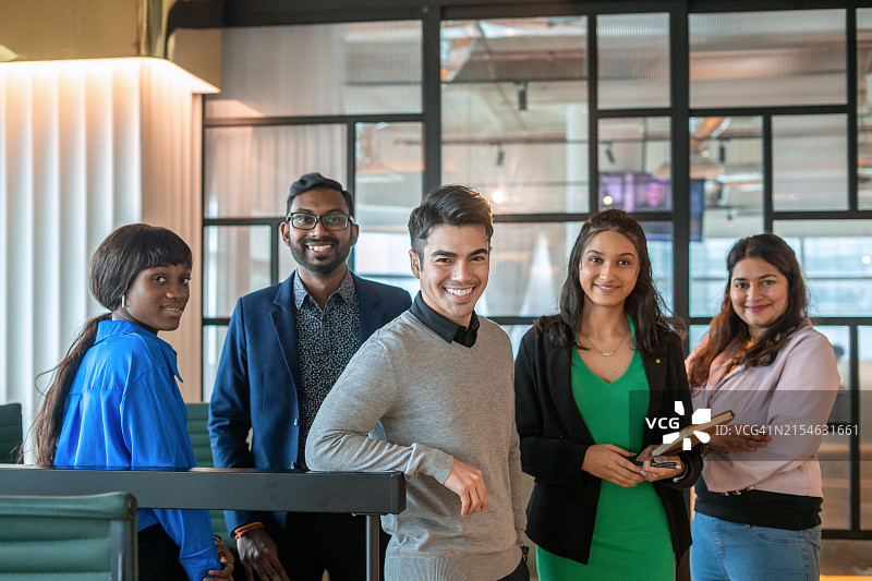 办公室里的多种族商务团队图片素材