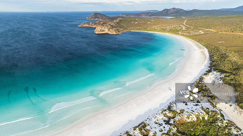 蓝色海浪和白色沙滩的海岸海湾鸟瞰图片素材