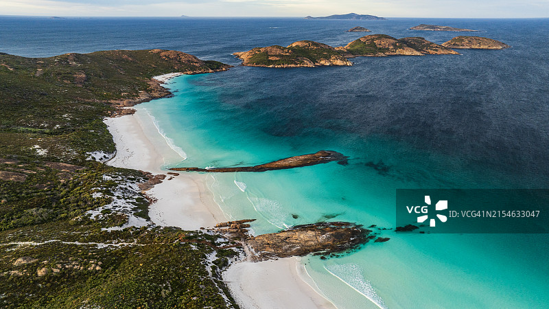 蓝色海浪和白色沙滩的海岸海湾鸟瞰图片素材