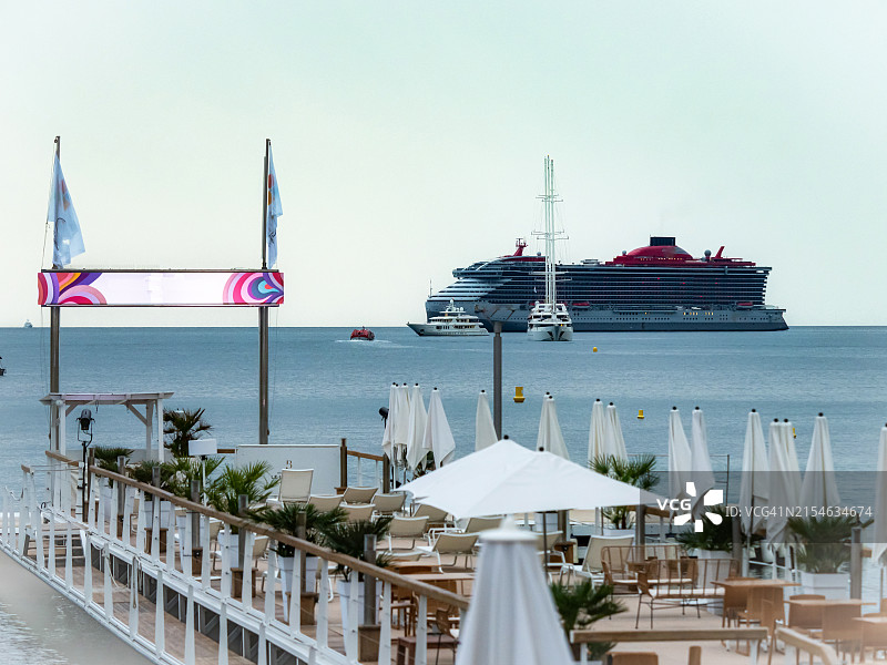 海上停泊着一艘巨大而美丽的游轮图片素材