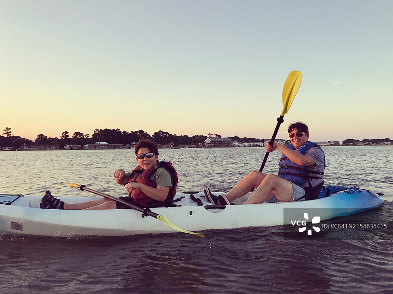 父子在钦科蒂格岛附近划皮划艇。周末度假。图片素材
