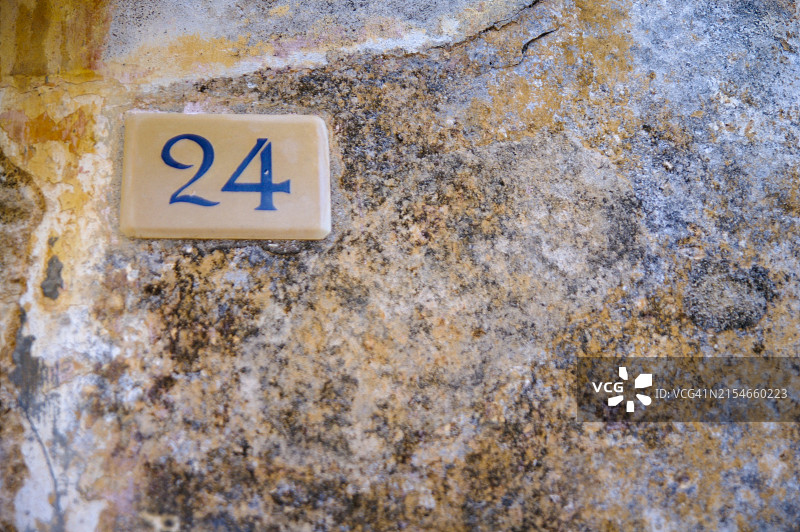 彩色墙面上的数字24图片素材