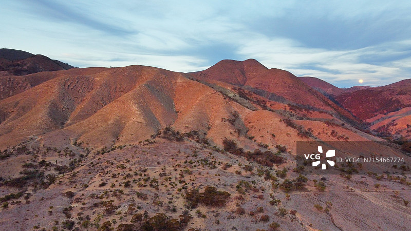 澳大利亚奥古斯塔港斯皮尔溪附近的弗林德斯山脉的航拍，晚霞和红色沙漠映衬着山脊图片素材
