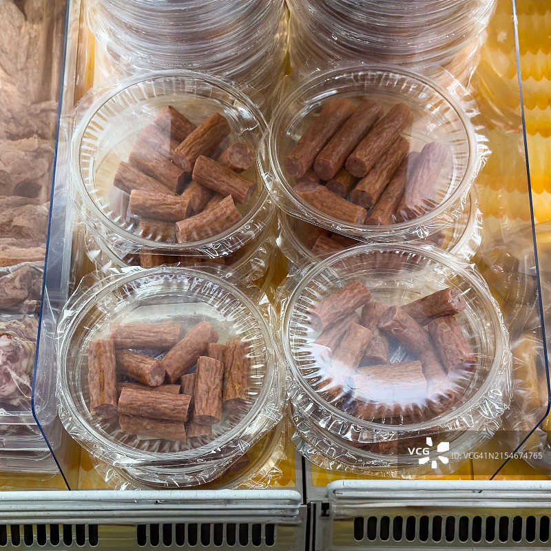 气密塑料容器中的软萨拉米香肠图片素材