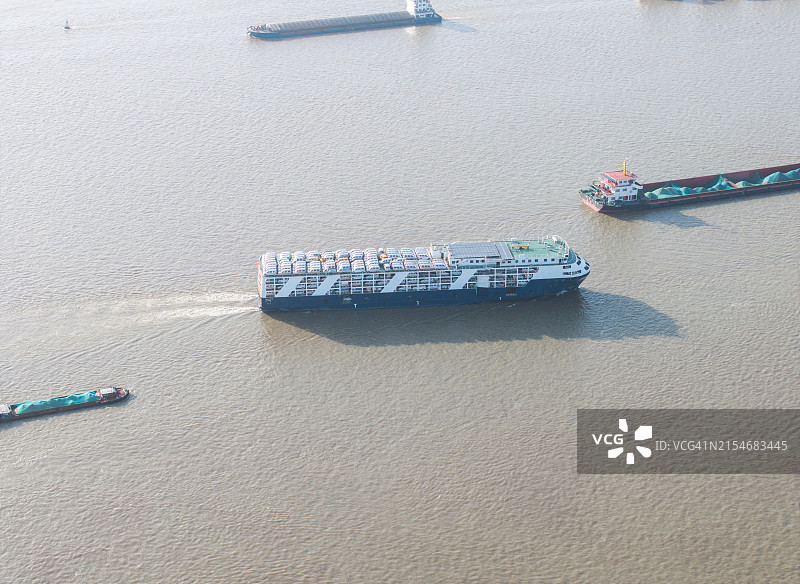 在南京长江上行驶的运输汽车的货船，中国新能源汽车发展迅速图片素材