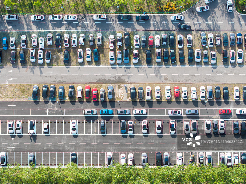 现代停车场下午俯视图图片素材