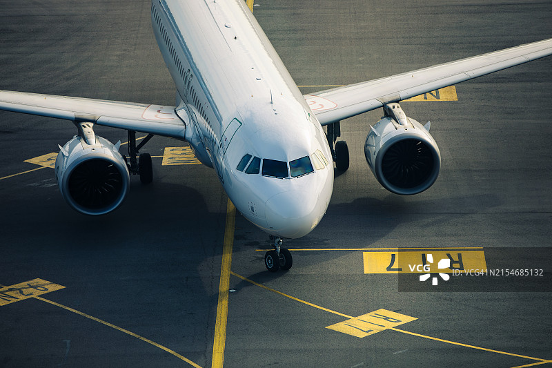 飞机在机场滑行图片素材