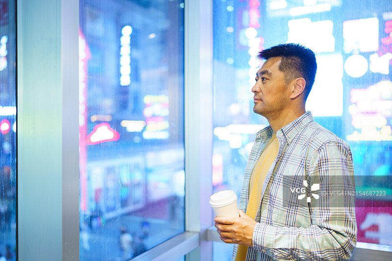 晚上在办公室工作到很晚的亚洲中年男人图片素材