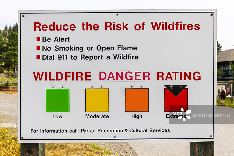 加拿大自然公园中的极端火灾危险警告标志图片素材