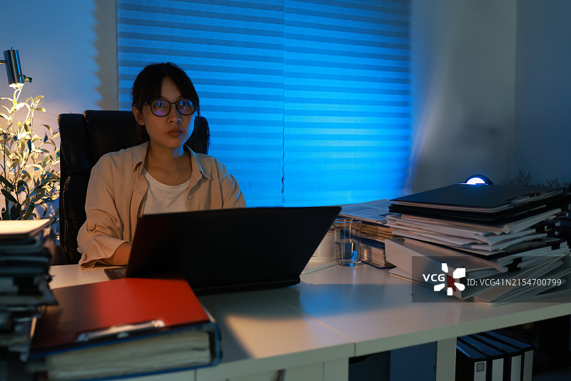 专注的女商人深夜在家工作图片素材