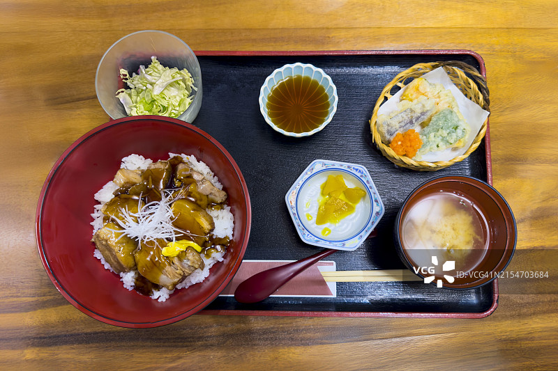 红烧肉天妇罗定食套餐图片素材