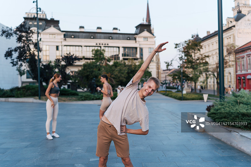运动员在城市环境中一起伸展运动图片素材
