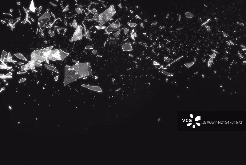 黑色背景上的破碎玻璃，展示了破碎玻璃的抽象纹理细节，该图像非常适合用于背景、纹理或抽象艺术项目图片素材