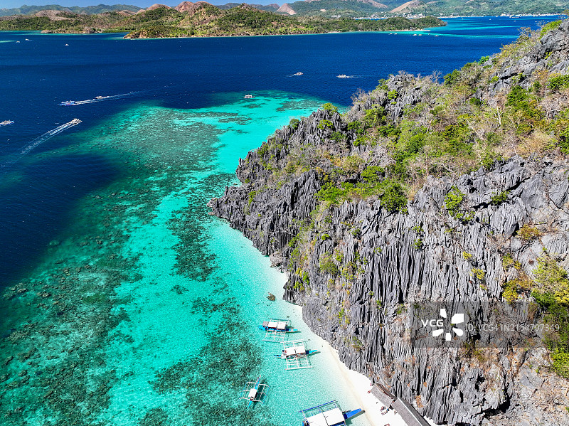 菲律宾巴拉望科隆巴努阿尔海滩鸟瞰图图片素材