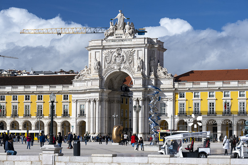 葡萄牙里斯本奥古斯塔街拱门与壮观的云彩图片素材