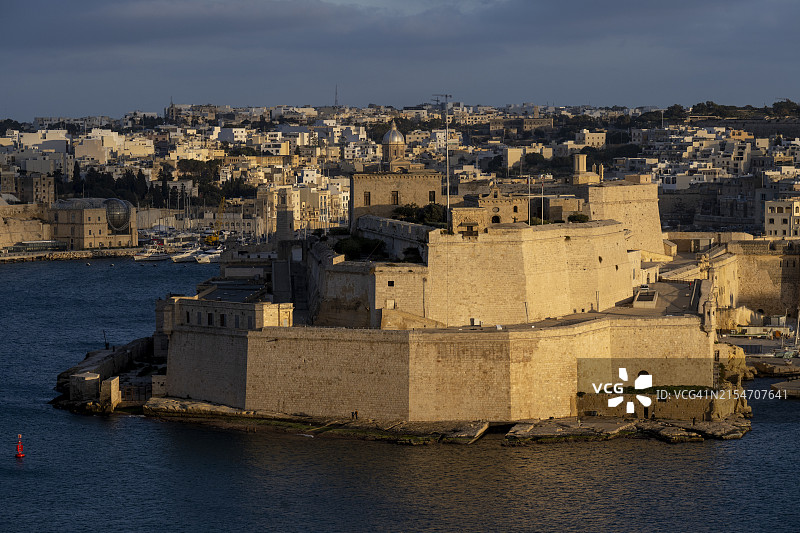 从马耳他瓦莱塔看圣安吉洛堡的日落照片图片素材
