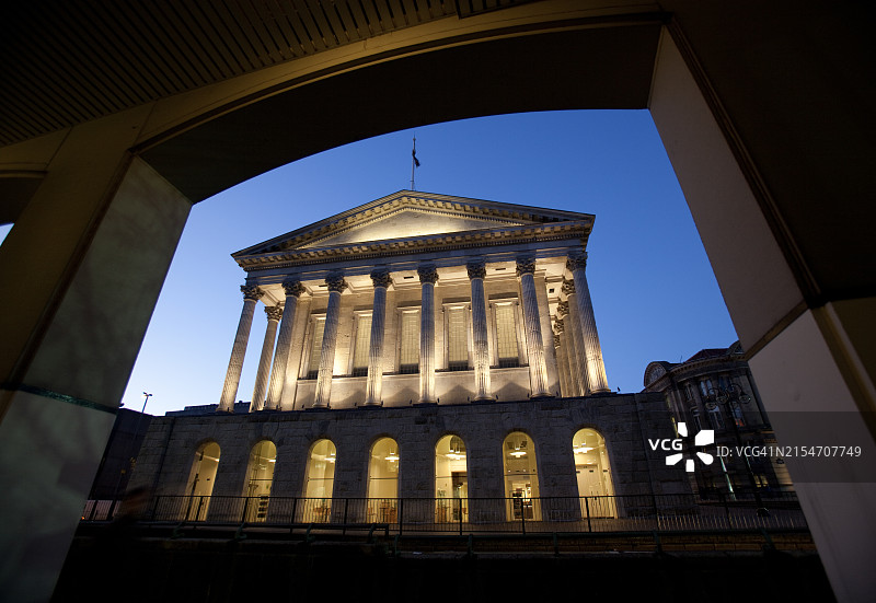夜晚的伯明翰市政厅柱子图片素材