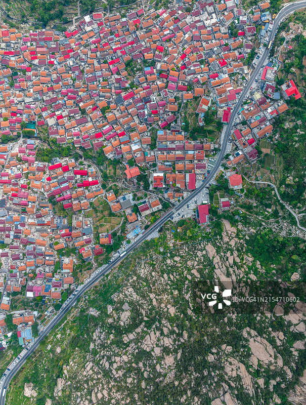 中国山东青岛崂山区青山渔村红瓦房无人机航拍视角图片素材