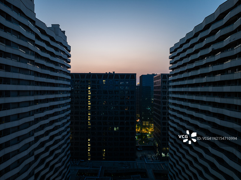 日落时分的现代城市鸟瞰图图片素材