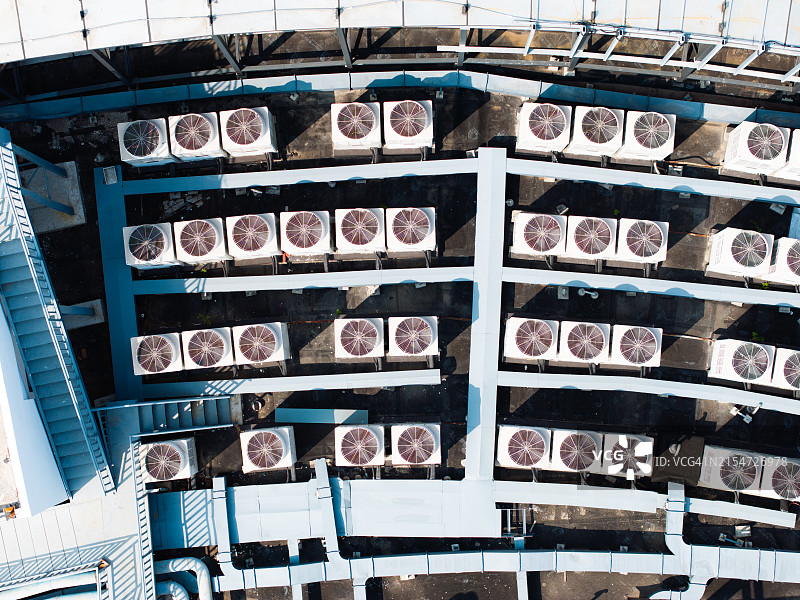 现代化工厂中的冷却设备：风扇运转中图片素材