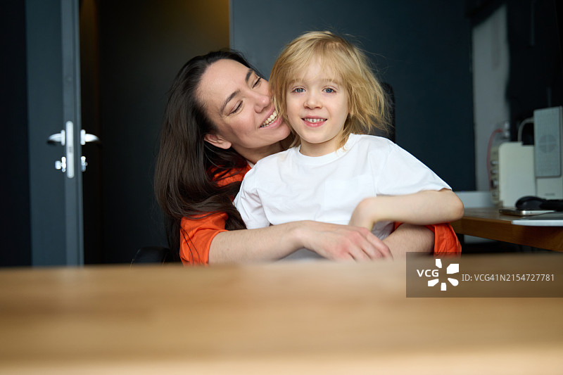 温馨的母子时刻图片素材