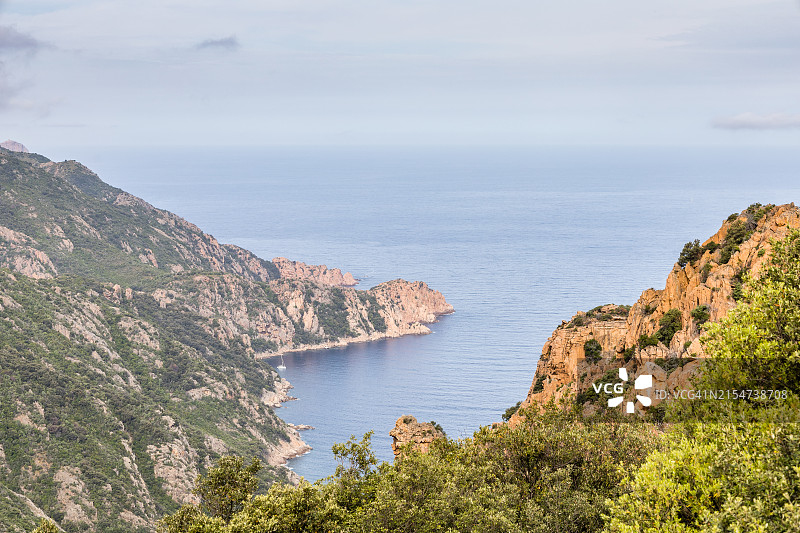 皮亚纳礁岩偏远海湾的帆船图片素材