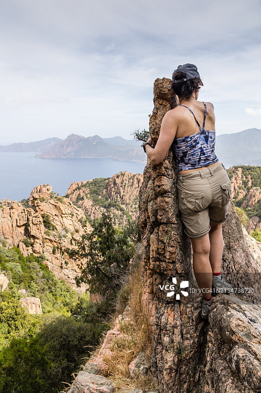 在皮亚纳海湾的运动型女性图片素材