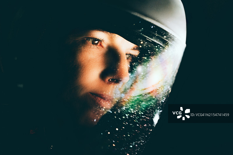 戴未来头盔的宇航员探索银河系和外太空图片素材