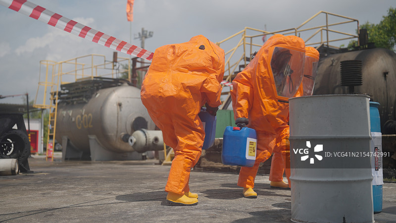 化学品泄漏紧急情况：炼油厂和化工生产基地图片素材