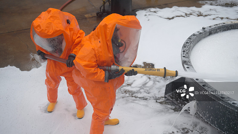 穿戴A级防护装备的危险品处理人员图片素材