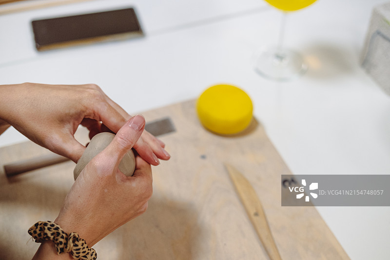 女人捏陶土的特写图片素材