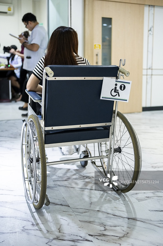 坐在轮椅上的女病人在医院大厅图片素材