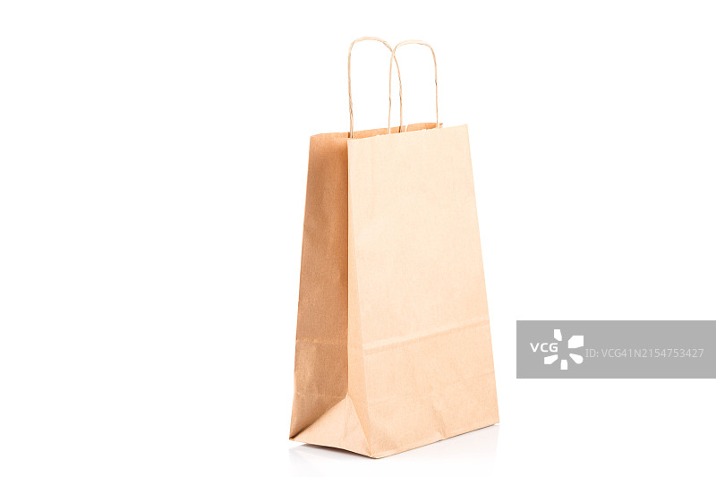 再生纸牛皮购物袋：白色背景上的包装袋图片素材