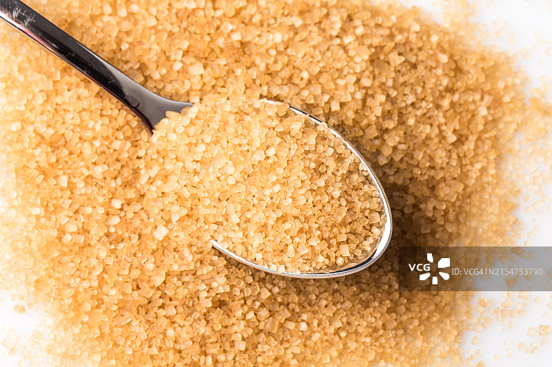 白色背景木勺中的红糖图片素材