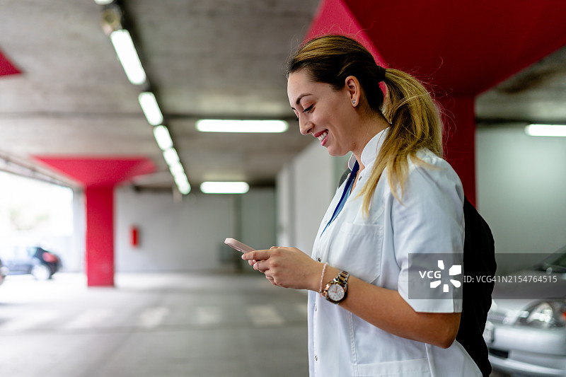 在车库里拍摄的护士发短信图片素材