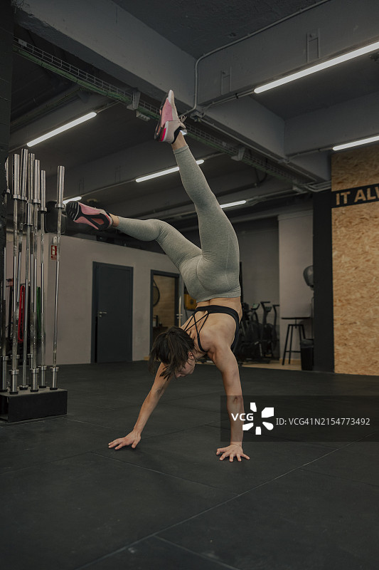 健壮的女人练习倒立行走图片素材