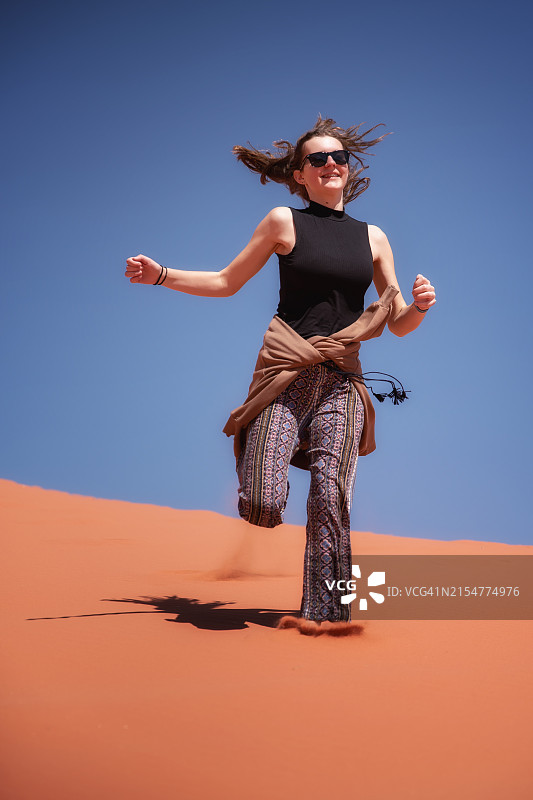 沙漠中的女人图片素材