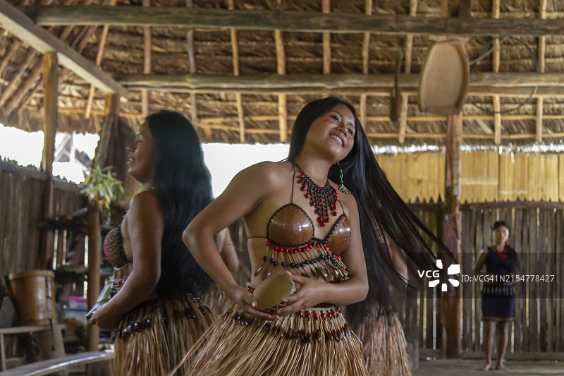 年轻漂亮的土著女性肖像，身着传统服装，在村里与部落一起跳舞。奎丘阿/基奇瓦纳普鲁纳部落图片素材