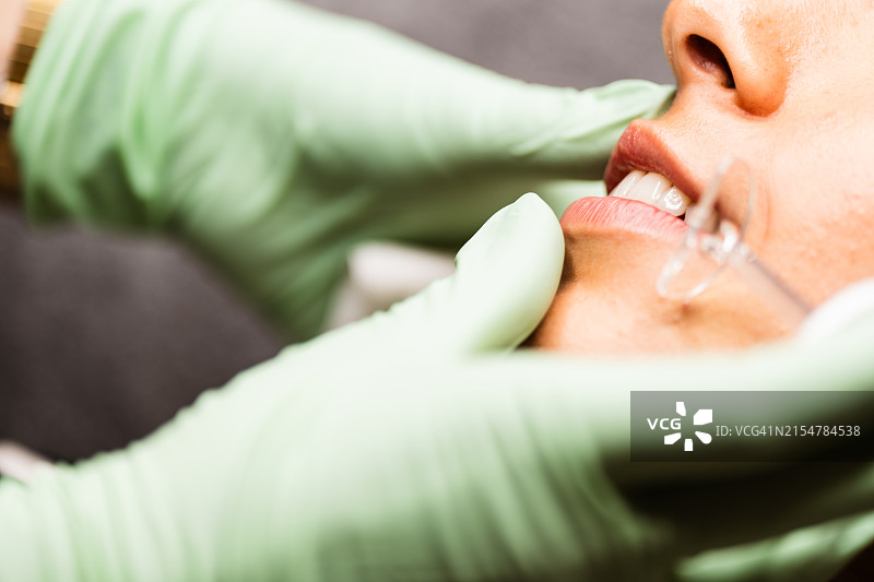 女士接受嘴唇肉毒杆菌注射图片素材