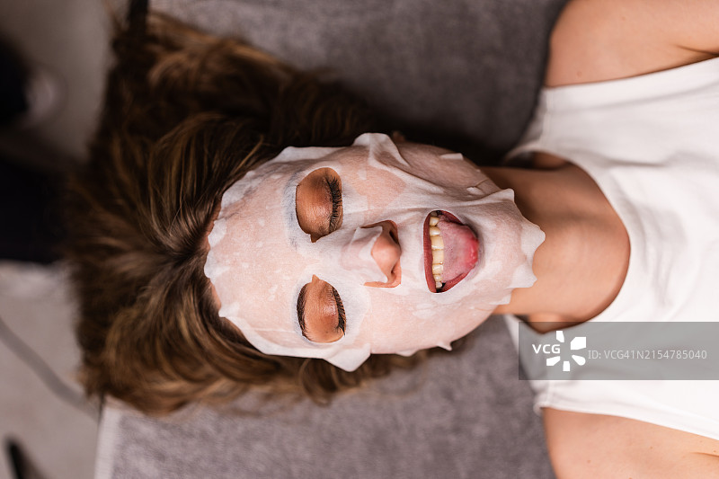 女子使用美容面膜图片素材