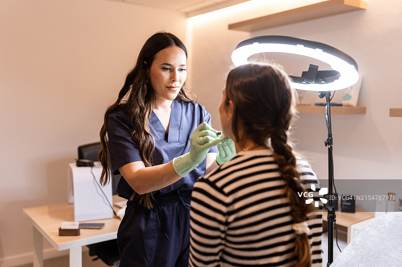 医生为女性面部注射玻尿酸图片素材