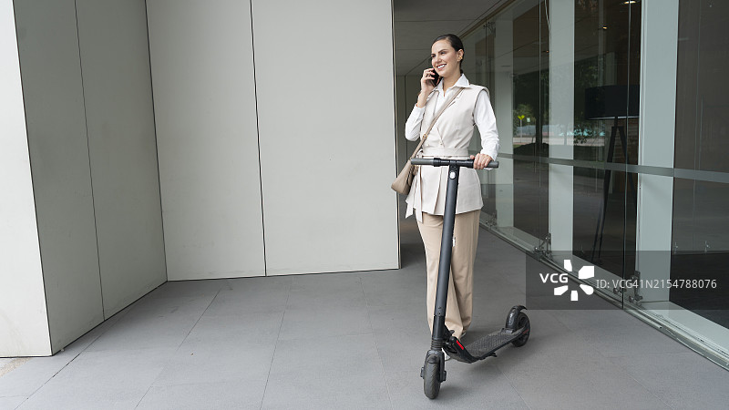 年轻女人玩电动滑板图片素材