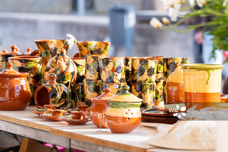 户外市场出售的秋色陶器图片素材