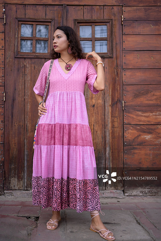 优雅女人粉色连衣裙乡村木门图片素材