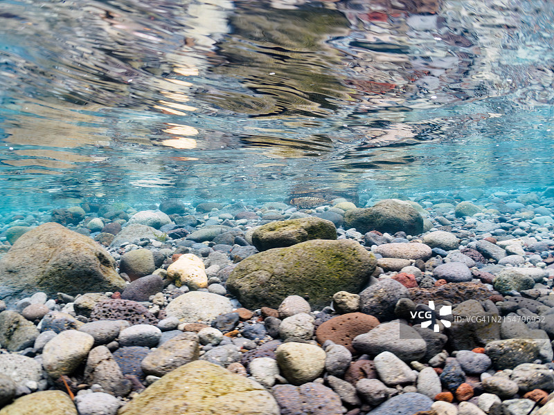 跃出海浪登上陆地的东方飞鱼图片素材