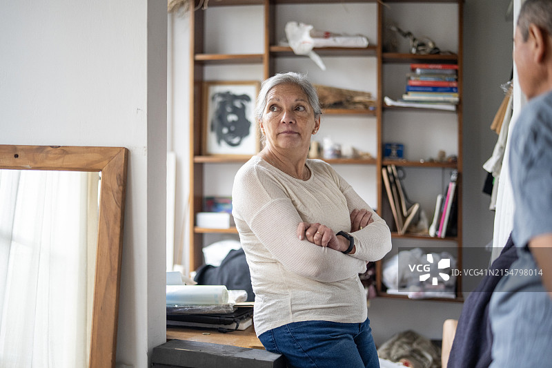 老 couple 在家聊天并制定计划图片素材