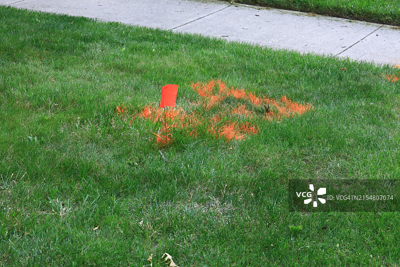 测量员喷漆标记挖掘和开挖位置图片素材