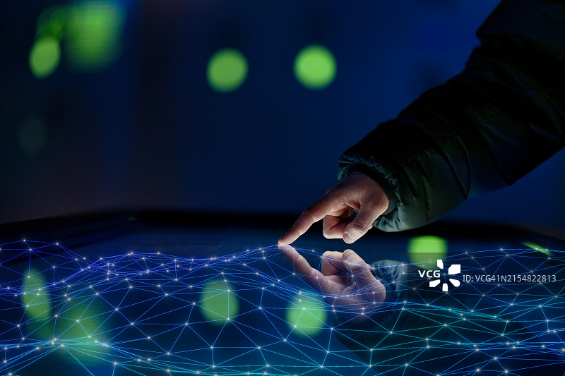 手与数字网络界面交互图片素材