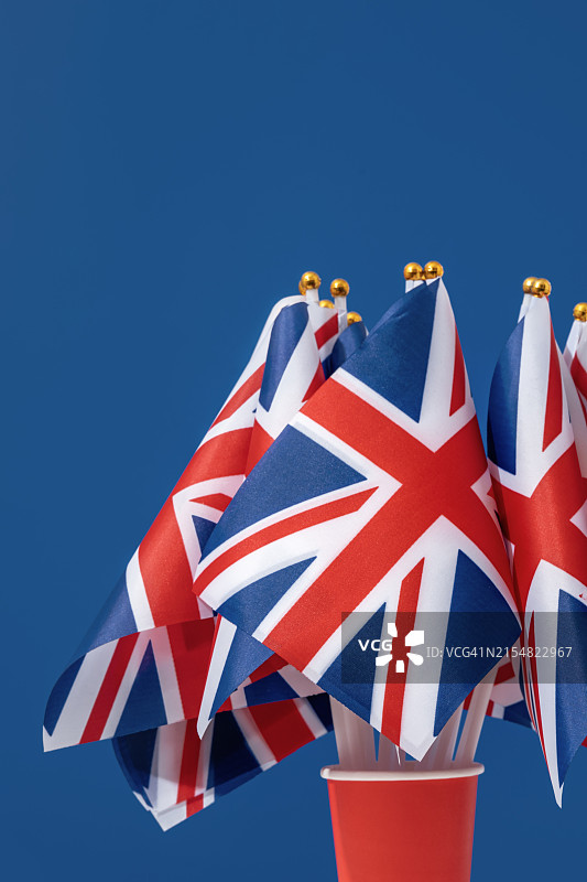 蓝色背景上飘扬的英国国旗图片素材